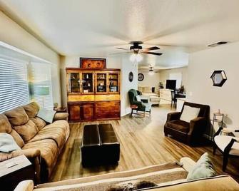 The Lighthouse Pet Friendly Hot Tub Bbq Sleeps 11 - Coarsegold - Living room