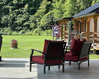 Ayers' Acres ~ Cabin 4, cozy near Corning-Watkins Glen-Finger Lakes sleeps 4 - Painted Post - Patio