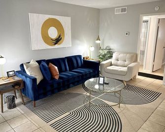 Spotless Full Sized Apartment! Montrose Stays An Art Lover's Dream - Houston - Sala de estar