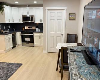 Cozy 1-bedroom apartment suite with full kitchenette - Lathrop - Kitchen