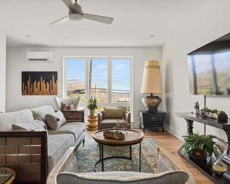 \'Funky Town #10\' 3 bedroom -sleeps 9 -15 minutes from Nashville - Hermitage - Living room