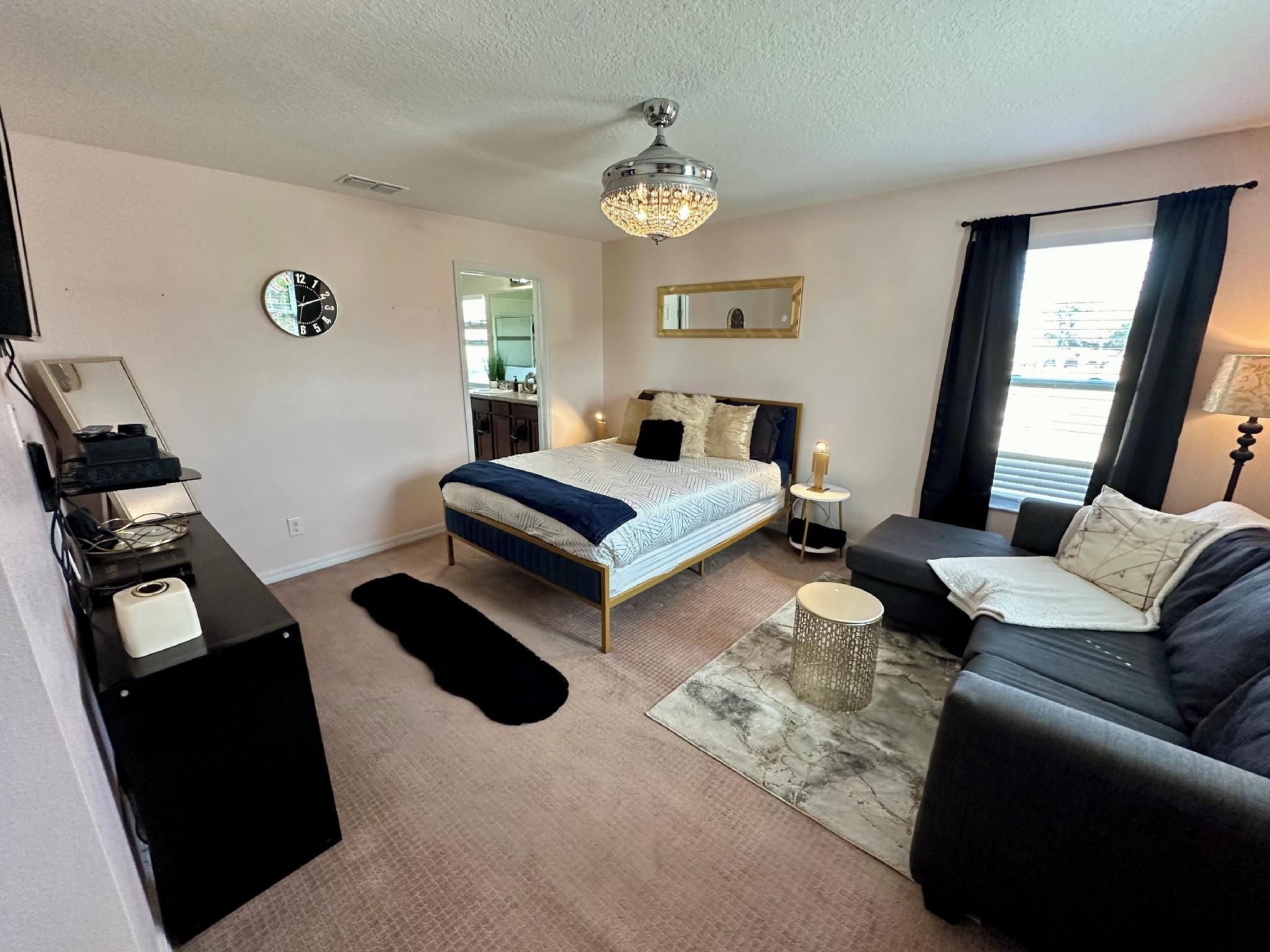 Spacious Fun & Convenient - Davenport - Living room