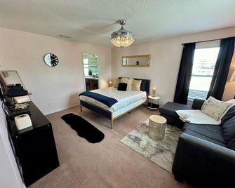 Spacious Fun & Convenient - Davenport - Вітальня