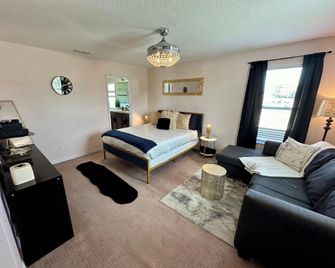 Spacious Fun & Convenient - Davenport - Living room