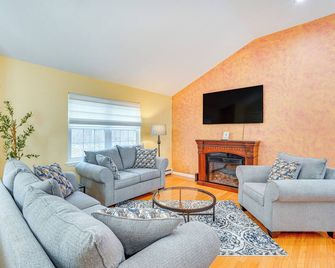 4 Mi to Hudson River: Cozy Newburgh Home! - Newburgh - Salon