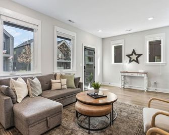 Luxe Home with Gated Parking Private Balcony and 4 miles to Downtown - Nashville - Stue