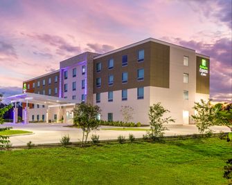 Holiday Inn Express & Suites Jacksonville - Macclenny I-10 by IHG - Macclenny - Gebouw