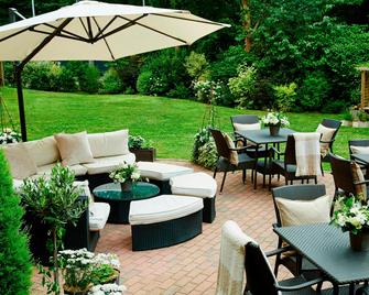 Delta Hotels by Marriott Swindon - סווינדון - פטיו