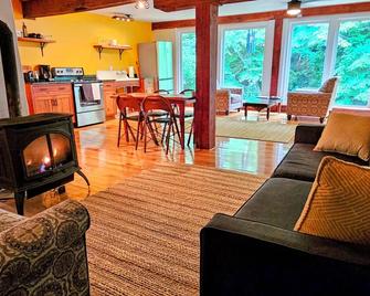 Historic Epperly Mill on Dodd Creek-1 mile from Floyd with 1 acre serene setting - Floyd - Living room