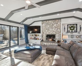 Riveredge Haven Hot Tub, 5 Beds, Kayaks Near Nd - Niles - Living room