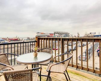 Waterfront Cleveland Apt about 1 Mi to Downtown - Cleveland - Balcón