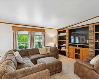 1 mile to Strasburg RR+King Bed - Strasburg - Living room