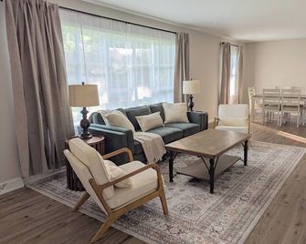Newly renovated ranch on peaceful 1-acre - Monroe - Wohnzimmer