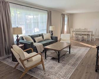 Newly renovated ranch on peaceful 1-acre - Monroe - Wohnzimmer