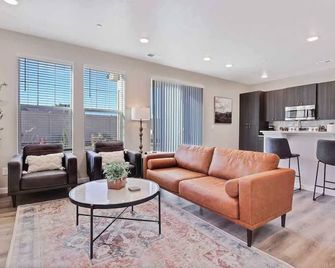 | Hounslow way | Stylish 2 bedroom townhome | Namp - Nampa - Living room