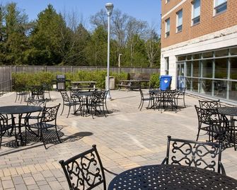 Residence & Conference Centre - Oshawa - Oshawa - Patio