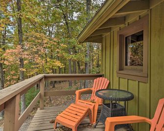 1 Mi to Raystown Lake: 'Wyatt Earp Cabin' w/ Deck! - Huntingdon - Balkon