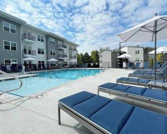 Landing at Emery Villages - 1 Bedroom in Concord - Concord - Piscina