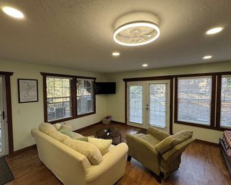 Cozy Waterfront Studio with hot tub in Longtown - Eufaula - Living room