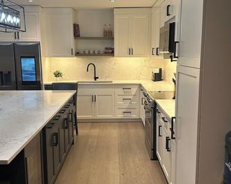 Beautiful Chandos Lake\n - Apsley - Kitchen