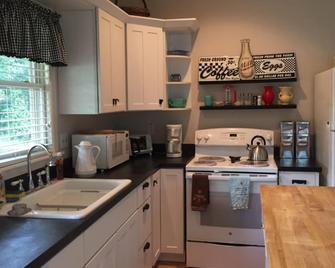 Little Cozy Cottage near Greenbrier (PGA) and Homestead and local Fly fishing - Covington - Kitchen
