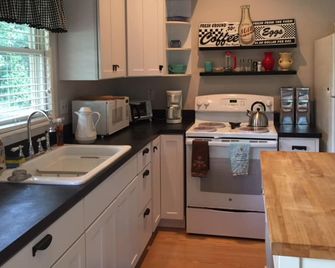 Little Cozy Cottage near Greenbrier (PGA) and Homestead and local Fly fishing - Covington - Kitchen