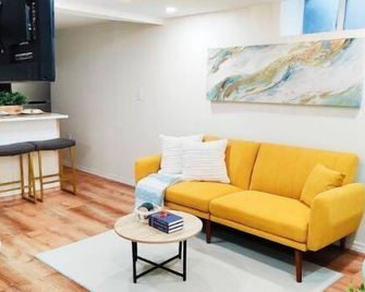 Unique, Modern and Lovely Space! - East Providence - Living room