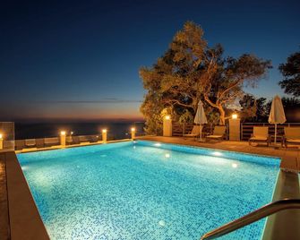 Mazis Apartments - Agios Gordios - Басейн