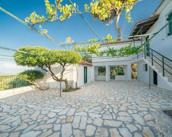 Villa eleni family tradiotional house - Kothreas - Vista del exterior