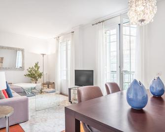 Charming 2-Bedroom Apartment in Retiro Perfect Madrid Location - Madrid - Matsal
