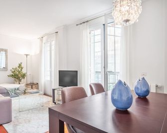 Stylish 2BR Apartment Steps from Retiro Park - 마드리드 - 다이닝룸