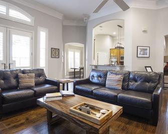 Newly upgraded, upscale home, relaxing neighborhood. - Addison - Living room
