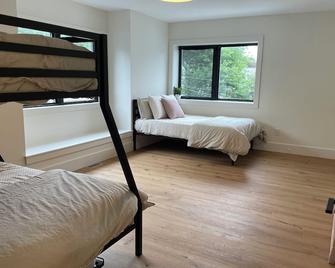 Beautiful home steps to Lake Banook! - Dartmouth - Bedroom