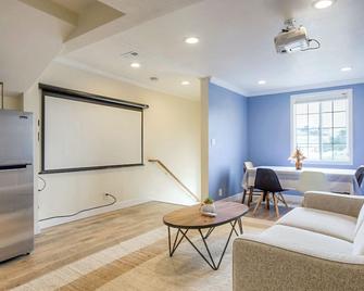 Remodeled 1br&1bath Guest Suite With City View In Sf(Bart/Muni) - San Francisco - Living room