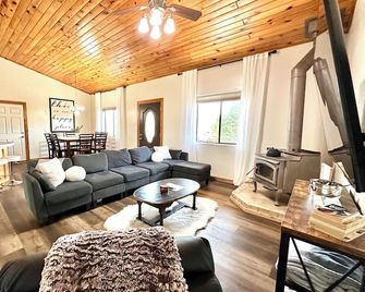 The Sunflower Cabin - Pets, Continuous hot water, Traeger grill, Starlink, AC - Heber-Overgaard - Sala de estar
