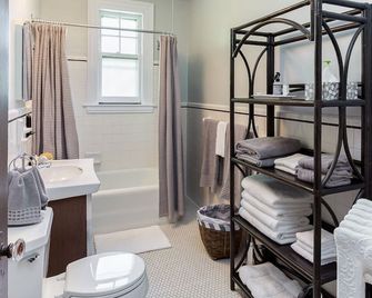 Classic 1910 Tudor Apartment - Rochester - Bedroom