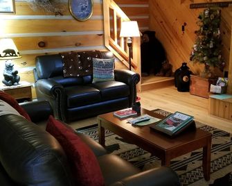 Papa Bear's River Cabin- 3 bedroom, 2 full bath, Riverfront - Shenandoah - Sala de estar