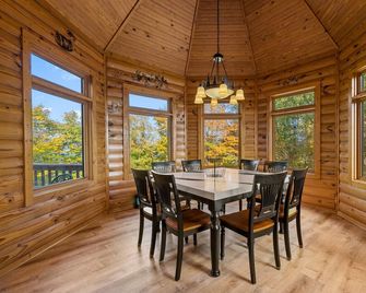 Group Gather 3 Level Cabin overlooking lake, game, private hot tub, w/d, 2 decks - Lucas - Comedor
