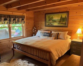 Gold Medal Family Retreat- Deck-Pvt. Hot Tub -Clubhouse Pool, Game Room - Wilmington - Slaapkamer
