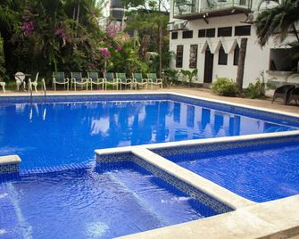 Hotel Rancho Argueta - San Luis Talpa - Pool