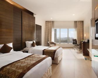 Ramada by Wyndham Powai Hotel & Convention Centre - Mumbai - Bedroom