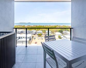 WhitsunStays - The Regal (2br/2bth, Central) - Mackay - Balcony