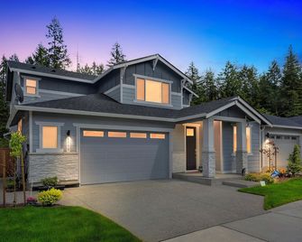 Serene Port Orchard Retreat - 3BR 3BA with Trails and Amazing Views - Port Orchard - Edificio