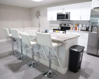 20 Minutes from RSW Airport! Family Friendly Home with a Game Room - Lehigh Acres - Cocina