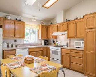 StarryOaks Cottage on 15 Acres - Squaw Valley (Fresno County) - Cocina