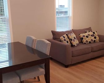 Quiet lakeview deluxe cottage borders bird santuary 250 feet from the beach. - Dunkirk - Huiskamer