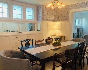 Beautiful 4 BR/2 Bath home in elegant neighborhood. 3 blocks from DePauw Univ! - Greencastle - Comedor