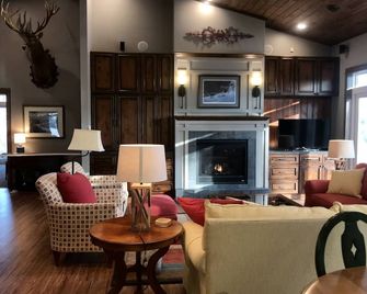 Maple Drive Lodge Getaway - Perfect for Large Groups! - Alexandria - Lounge