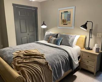 Dubuque Luxury 2 Bdr House Parking Millwork - Dubuque - Bedroom