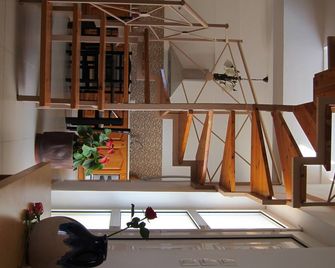 Baladinos Apartments - Gerani - Escaleras